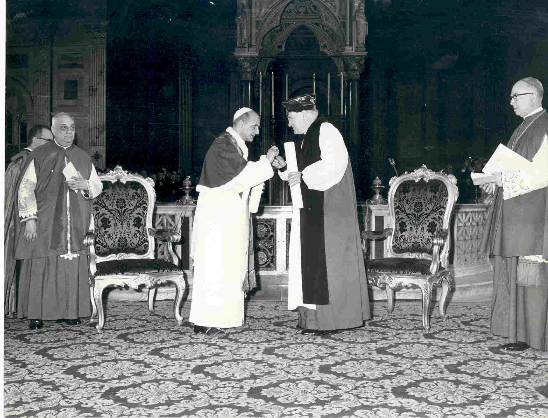 Archbishop Michael Ramsey and Pope Paul VI holding copies of their Common Declaration
