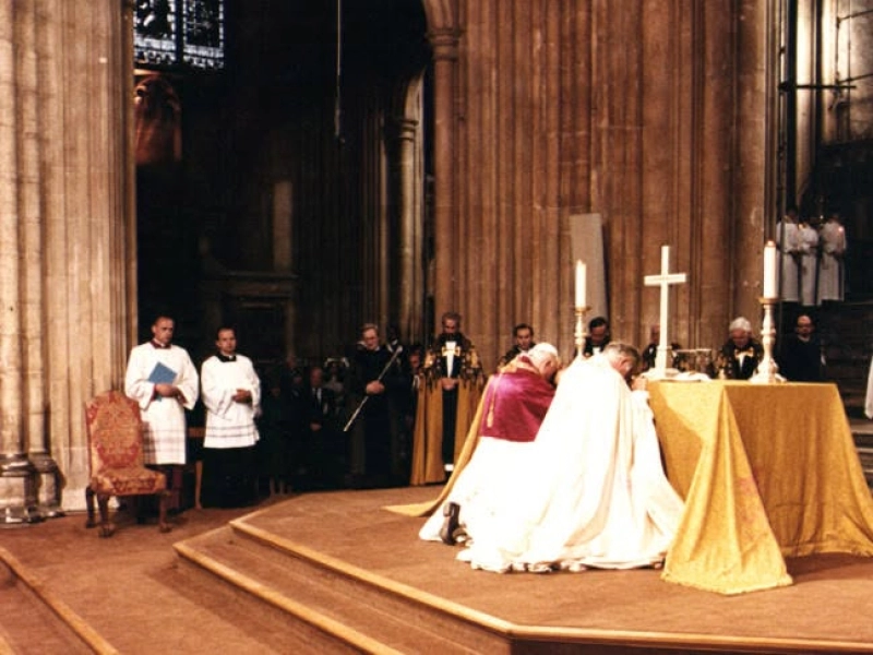 Pope John Paul II and Archbishop of Canterbury Robert Runcie praying at the altar in Canterbury Cathedral