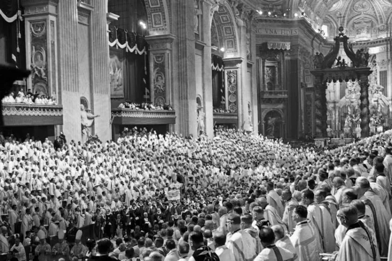 Bishops gathered in St. Peter’s Basilica for the opening session of the Second Vatican Council