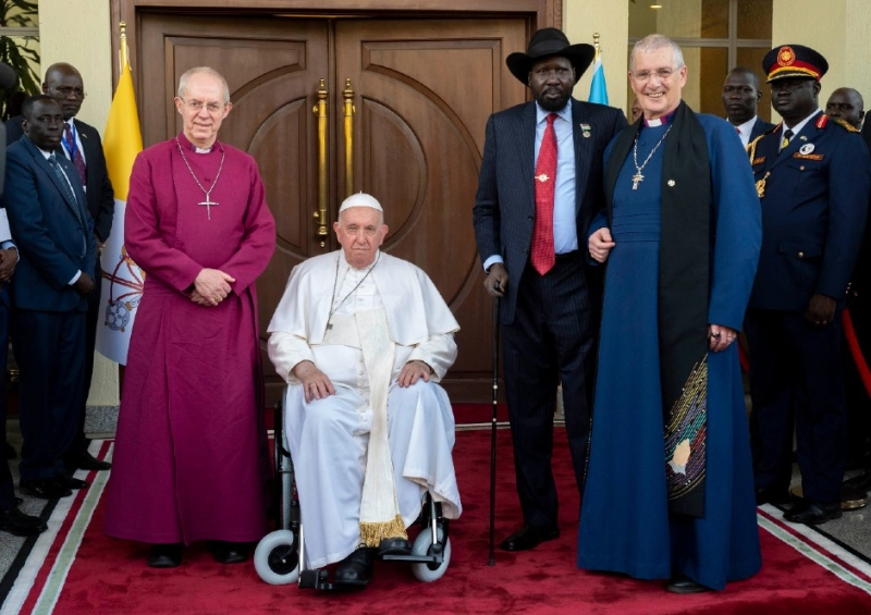Archbishop Justin Welby, Pope Francis, President Salva Kiir Mayardit, and Rev. Iain Greenshields during the meeting with South Sudanese authorities in Juba