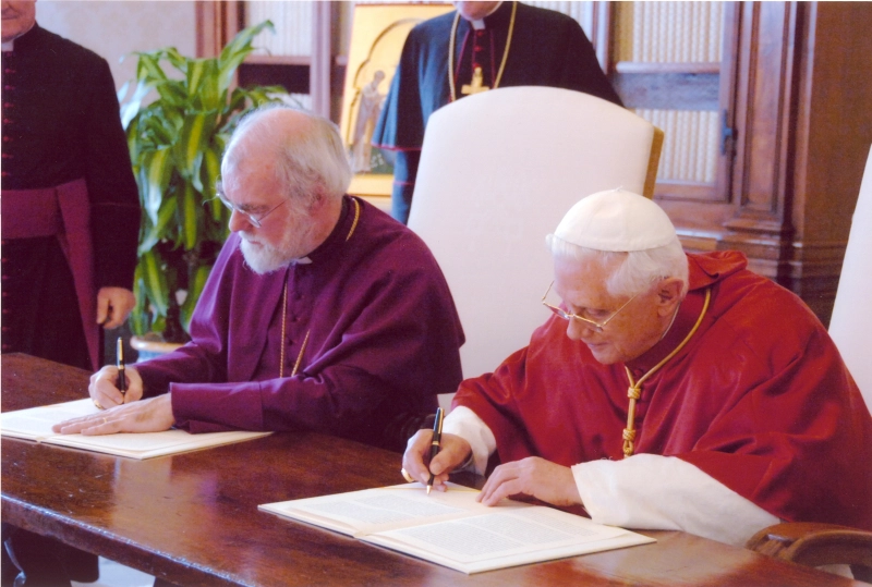 Archbishop Rowan Williams and Pope Benedict XVI signing a Common Declaration
