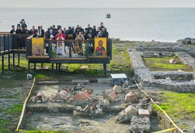 Pope Leo XIV and Ecumenical Patriarch Bartholomew lead a prayer service near the archaeological excavations of the ancient Basilica of St. Neophytos in Iznik, Türkiye